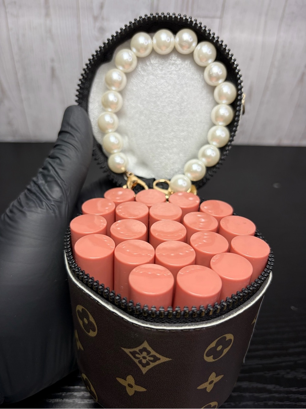 20pcs Lip Gloss In Round Leather-Like Carry Case With Pearl Like Handle - Picture 3 of 9